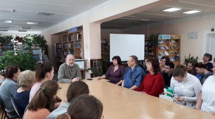 В станице Северской благочинный рассказал о Пасхе Христовой студентам и школьникам