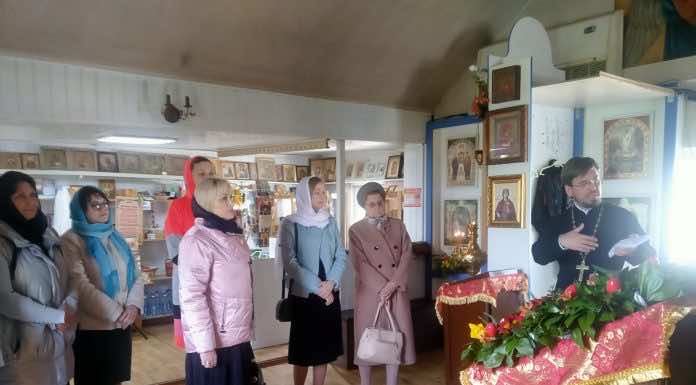 Преподаватели школы № 81 поселка Пригородный встретились с настоятелем Богоявленского храма