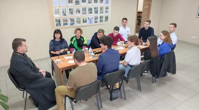 Священник принял участие во встрече с депутатом городской думы и молодежью