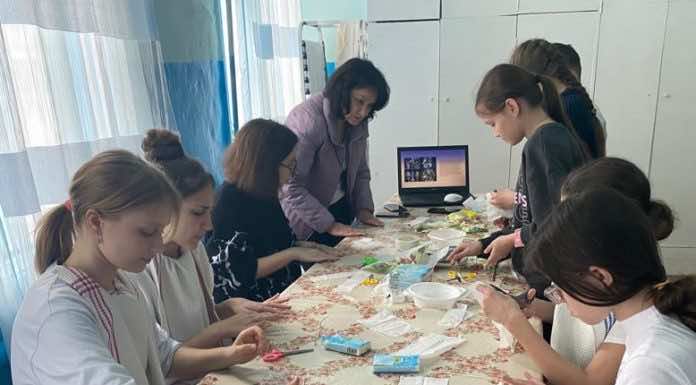 В Троицком храме Горячего Ключа состоялся мастер-класс для школьников по украшению пасхальных яиц