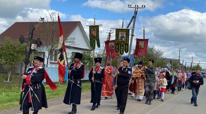 В станице Мартанской прошел Пасхальный крестный ход