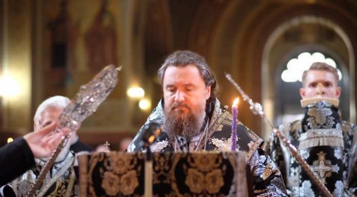 Митрополит Григорий совершил утреню Великой Пятницы с чтением 12-ти Страстных Евангелий