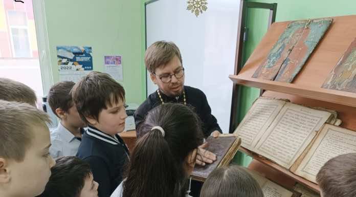 В библиотеке школы поселка Пригородного прошла выставка православной литературы