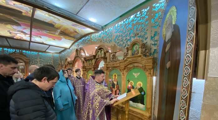 Освящена икона преподобного Серафима Саровского на фасад Свято-Троицкого собора