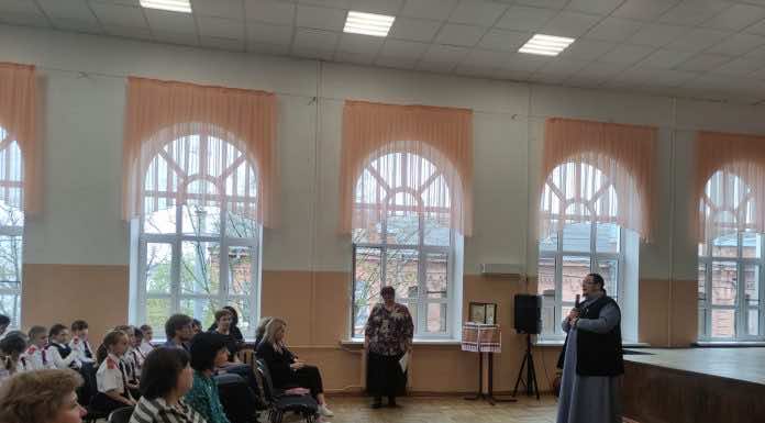 Священник Свято-Сергиевского храма посетил «Слет отличников» в школе № 8 Краснодара