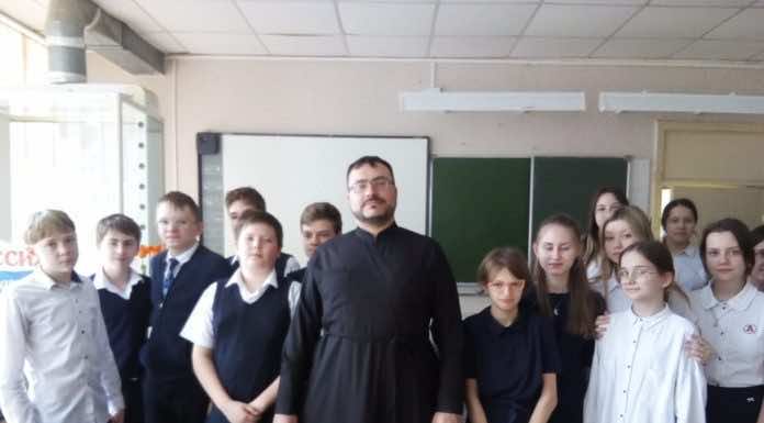 Священнослужитель рассказал ученикам гимназии № 44 Краснодара о Страстной седмице и Пасхе