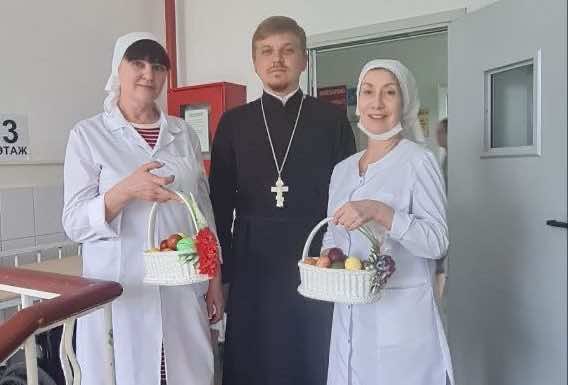 Сестры милосердия Свято-Сергиевского храма поздравили с Пасхой пациентов больницы ЗИП
