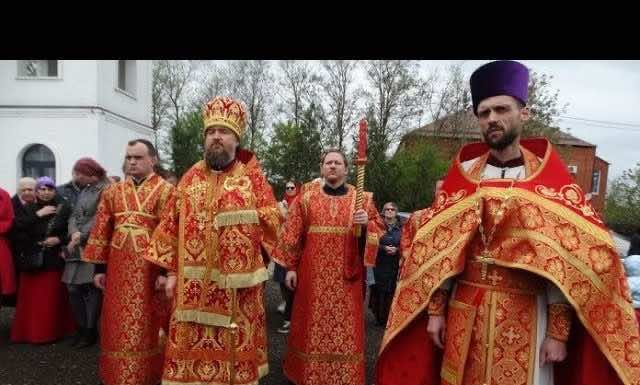 Видеосюжет. Митрополит Григорий совершил Литургию и панихиду по погибшим в СВО в день Радоницы