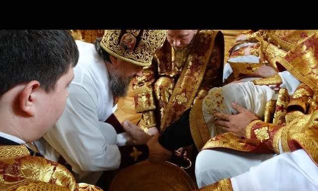 Видеосюжет. В Великий четверг митрополит Григорий совершил Литургию и чин омовения ног