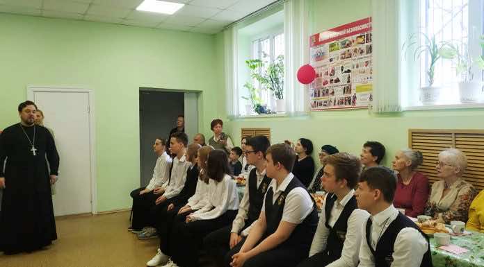 Воспитанники воскресной школы Свято-Покровского храма показали пасхальный концерт ветеранам