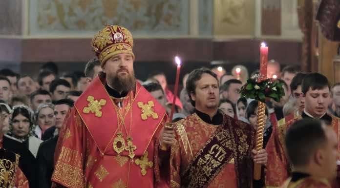 Митрополит Григорий совершил ночное Пасхальное богослужение в Свято-Екатерининском кафедральном соборе