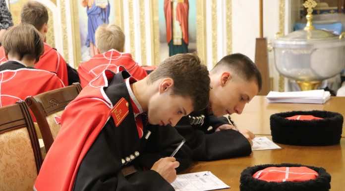 В войсковом Александро-Невском соборе молодые казаки написали «Диктант Победы»