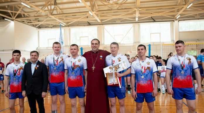 Благочинный благословил участников турнира по волейболу