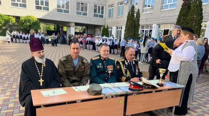 Священник вошел в жюри школьного конкурса строевой песни