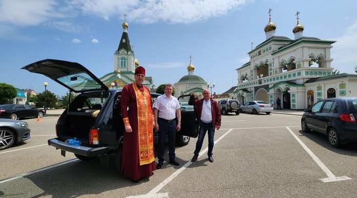 В храме Святой Троицы станицы Динской освятили автомобиль для воинов СВО