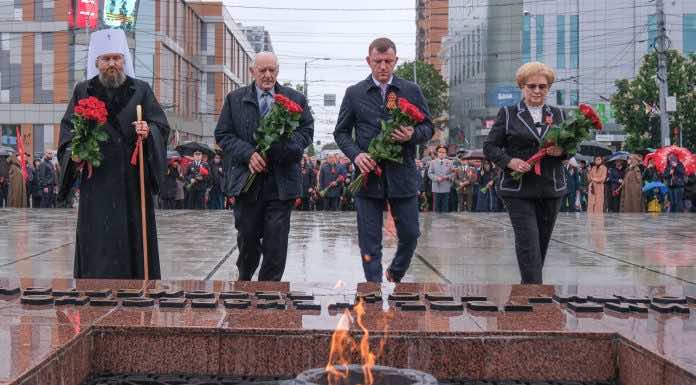 В День Победы митрополит Григорий возложил цветы к Вечному огню