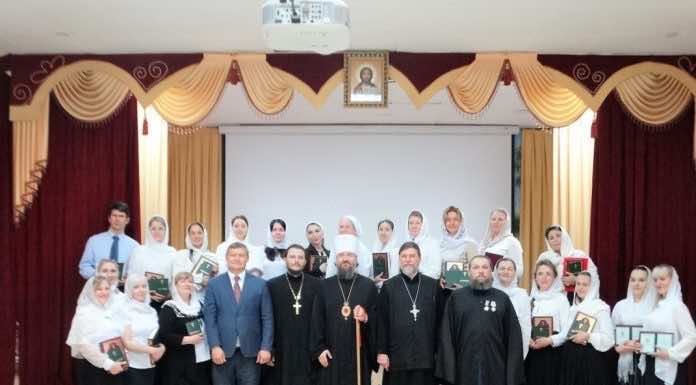 Митрополит Григорий вручил удостоверения выпускникам Церковно-певческих курсов