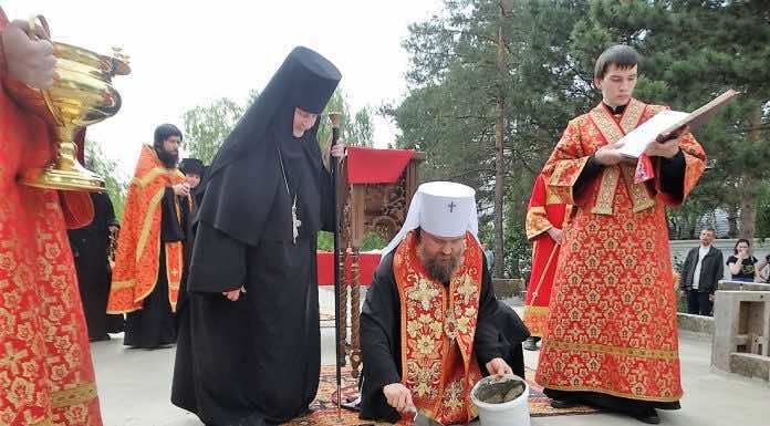 Митрополит Григорий совершил чин закладки храма-часовни на подворье женского монастыря «Всецарица»