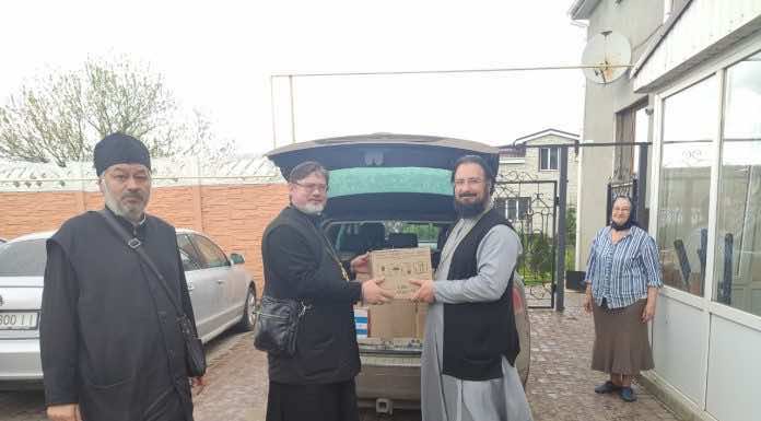 Священники Краснодарского храма посетили монастырь Луганской епархии с гуманитарной помощью