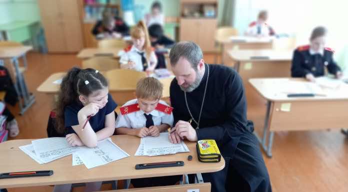 В храме села Львовского настоятель провел урок по каллиграфии для школьников