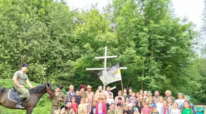 В хуторе Фадеевском провели крестный ход и установили Поклонный крест