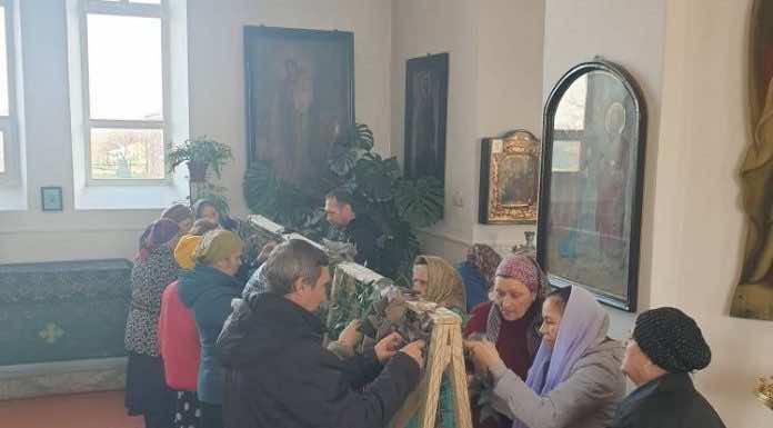 В Троицком храме станицы Старонижестеблиевской плетут маскировочные сети