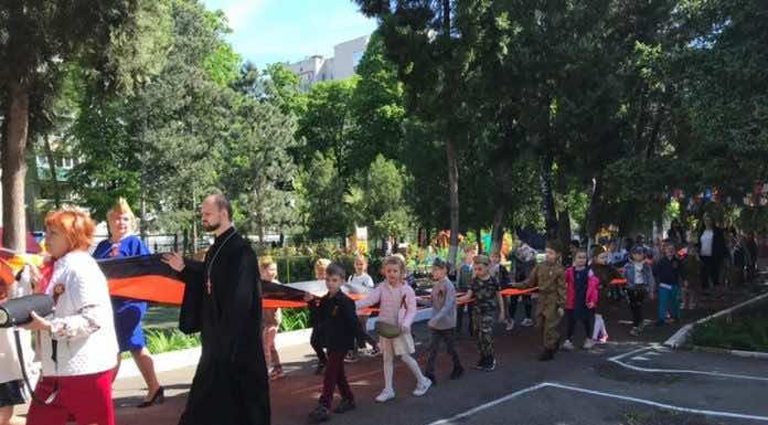 Священник посетил мероприятие ко Дню Победы в детском саду