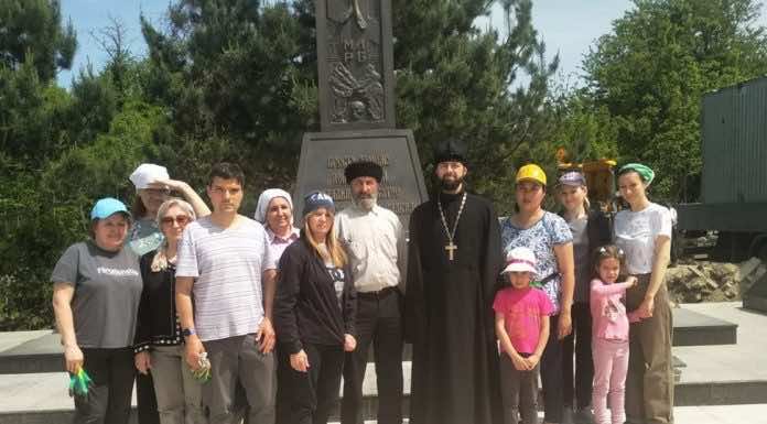 Прихожане храма Святого Духа провели субботник на Всесвятском кладбище