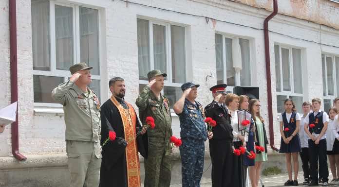 Клирики Свято-Покровского храма Краснодара посетили школьные мероприятия в честь Дня Победы