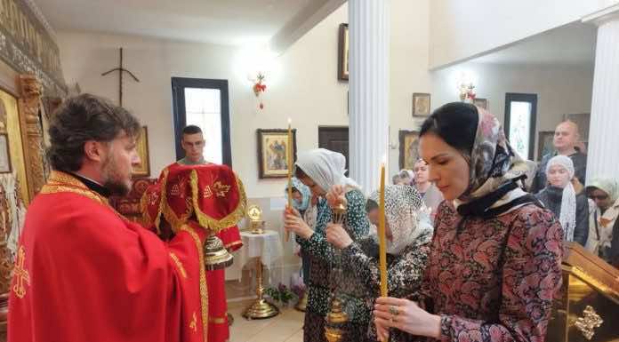 В краснодарском храме в день Жен-мироносиц прихожанки помогали священникам в богослужении