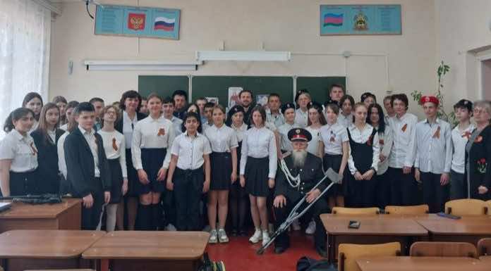 В станице Мартанской священник посетил школьную линейку, посвященную Дню Победы