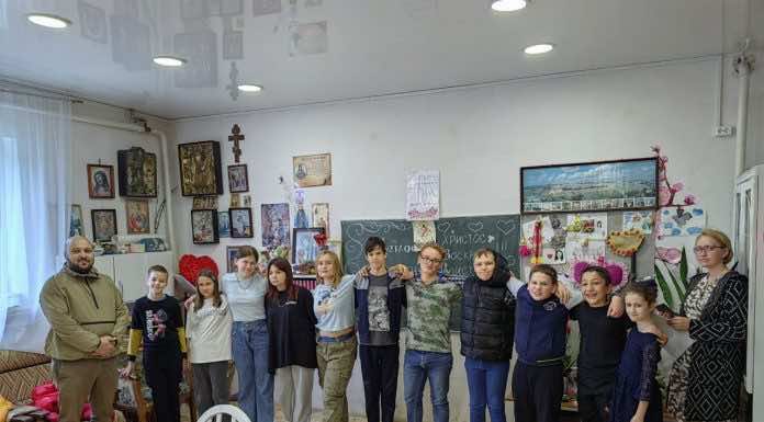 Воспитанники воскресной школы храма Вознесения Господня посетили дом престарелых в Пашковке