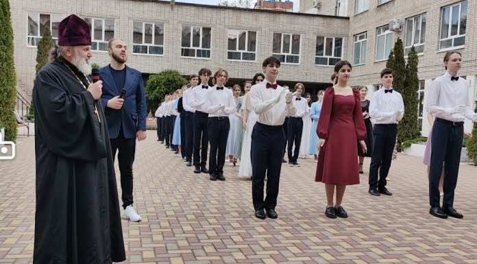 Священник посетил пасхальный бал в школе № 52