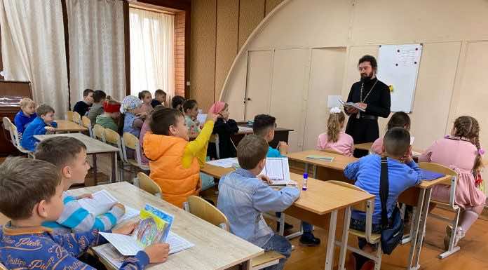 Ученики воскресной школы станицы Пластуновской сделали книгу о православных праздниках