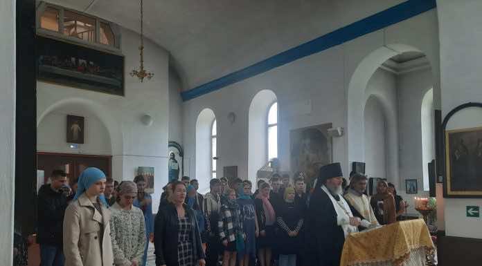 Священник совершил молебен перед сдачей экзаменов для школьников станицы Старонижестеблиевской