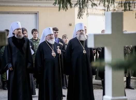 Митрополит Григорий возложил цветы на могилах ставропольских архипастырей