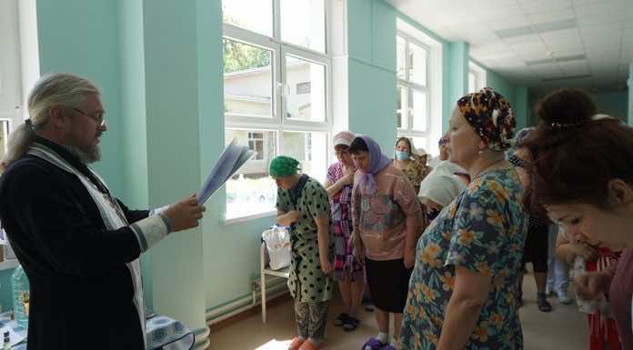 Священники монастыря иконы Божией Матери «Всецарица» окормляют краевой клинический онкодиспансер № 1