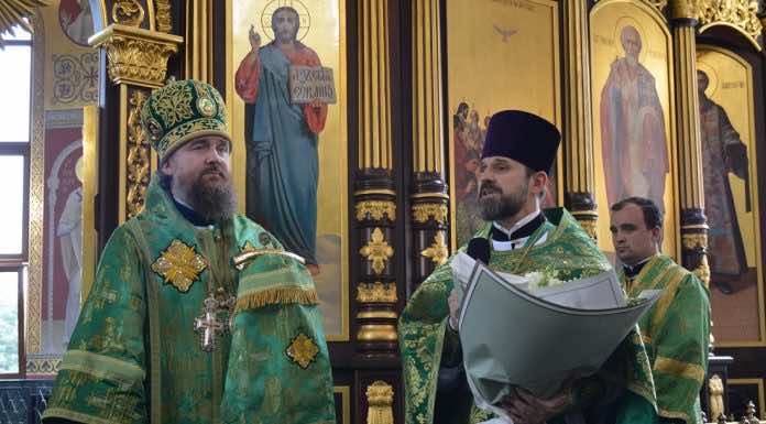 Митрополит Григорий возглавил Литургию в Свято-Духовом храме в престольный праздник