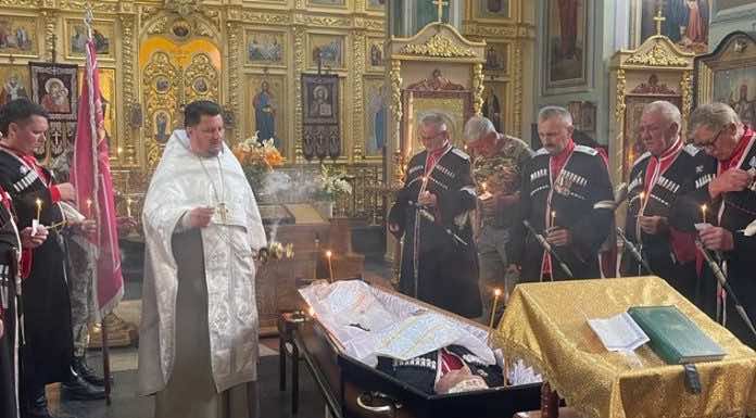 Благочинный совершил отпевание атамана Новотитаровского станичного казачьего общества