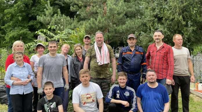 Духовенство и прихожане Свято-Сергиевского храма провели субботник на Всесвятском кладбище