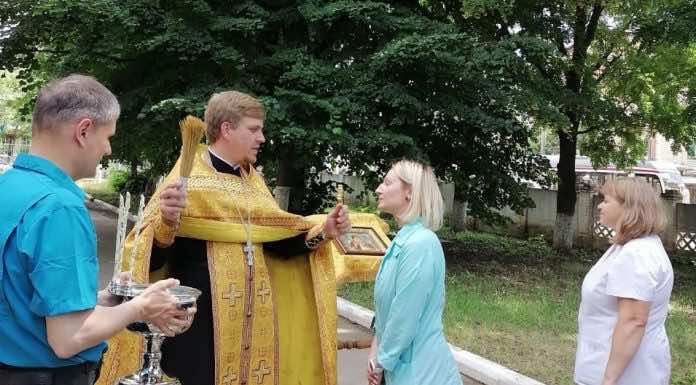 Священник поздравил сотрудников больницы скорой помощи с Днем медицинского работника