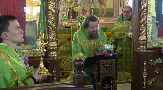 Видеосюжет. В день Святой Троицы митрополит Григорий совершил Литургию в Троицком храме станицы Динской