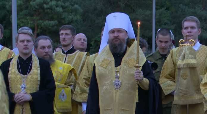 Видеосюжет. Митрополит Григорий совершил панихиду накануне Дня памяти и скорби