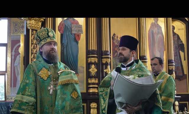 Видеосюжет. Митрополит Григорий совершил Литургию в храме Святого Духа в престольный праздник