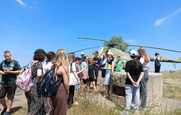 Молодежь Горячего Ключа посетила музей боевой славы в Темрюке