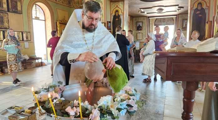 В храме Святой Троицы станицы Динской состоялось благотворительное крещение детей