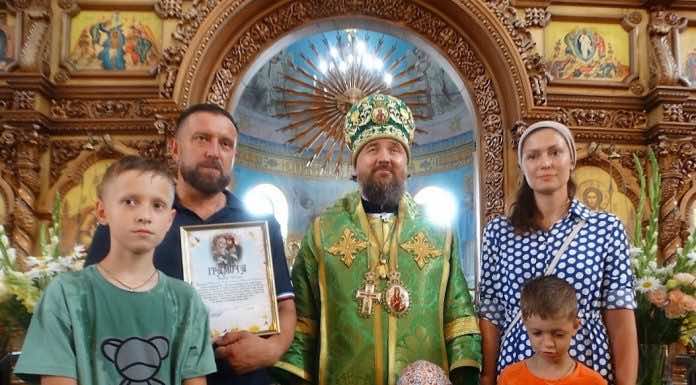 В День семьи, любви и верности митрополит Григорий совершил Литургию в Свято-Покровском храме