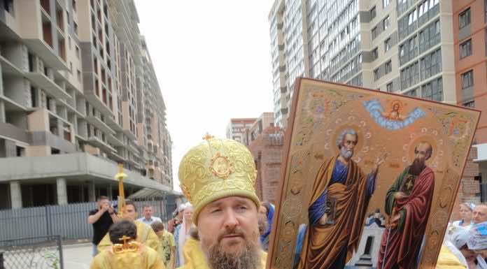 Митрополит Григорий совершил Литургию в строящемся храме святых апостолов Петра и Павла