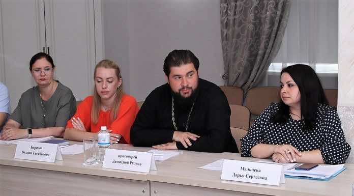 Руководитель епархиального молодежного отдела принял участие в круглом столе на тему сохранения семейных ценностей