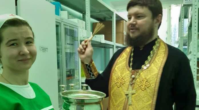 В Горячем Ключе священник освятил терапевтическое отделение больницы